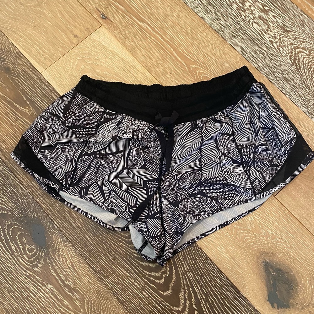 Lululemon Hotty Hot 2.5 shorts